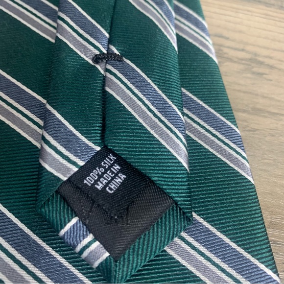 Jos A. Bank 100% Silk Traveler Stain Resistant Collection Bundle of ties - Picture 3 of 16